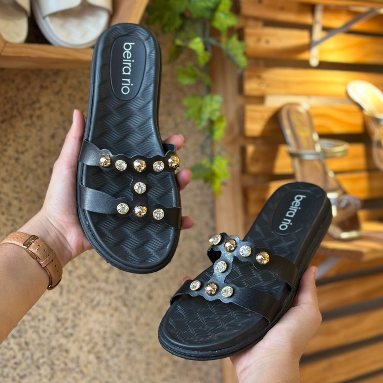 H 8528.205 |cor:Dourado Preto