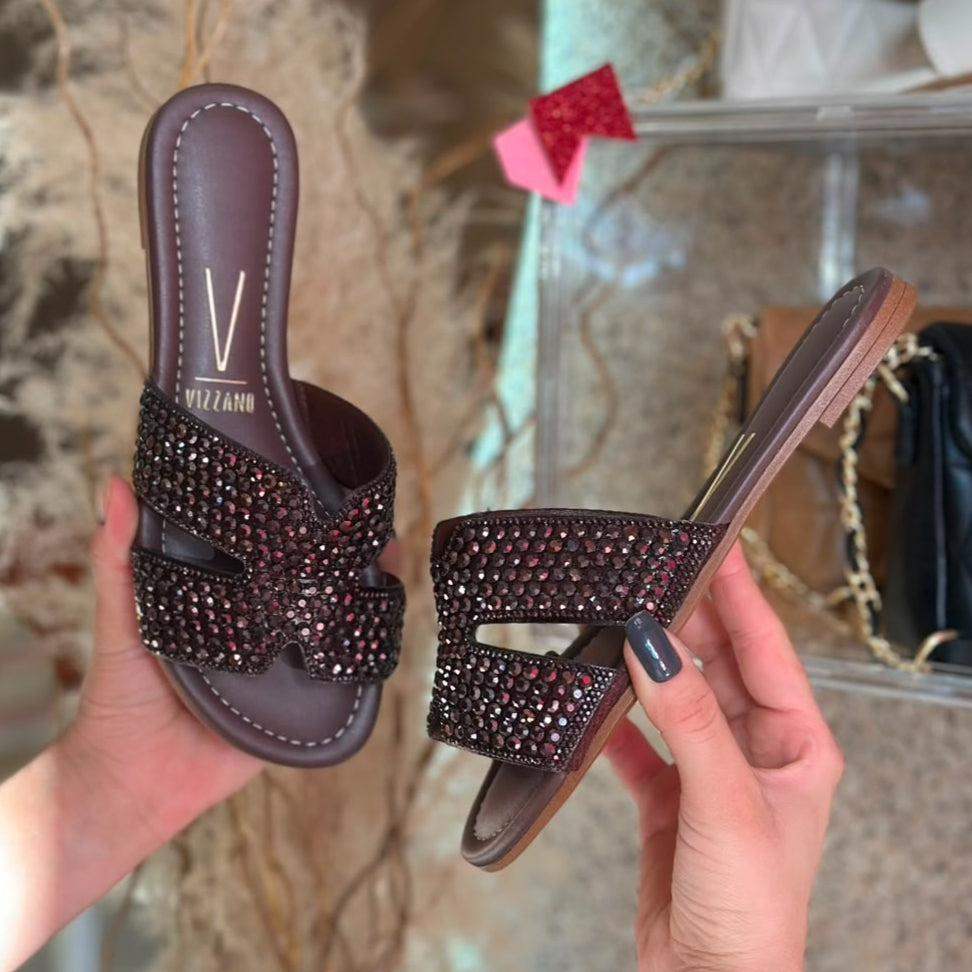 SANDALIA FECHADA COM STRASS CHOCOLATE 6371.1005