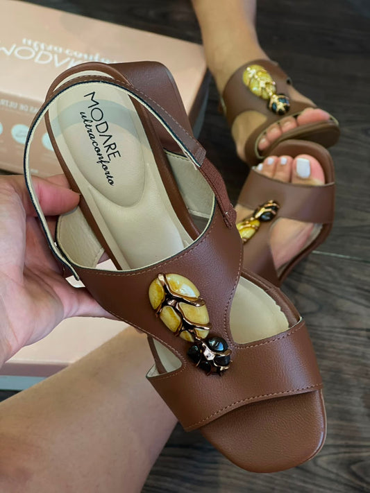 SANDALIA SALTO PEDRAS 7172.127 |cor:Marrom