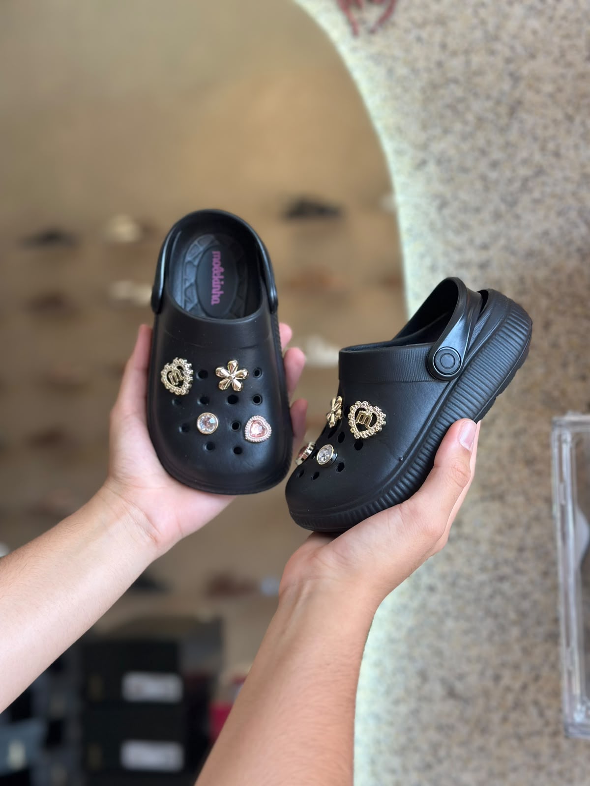 BABUCHE INFANTIL COM PINGENTS 2591.103 |cor:Preto