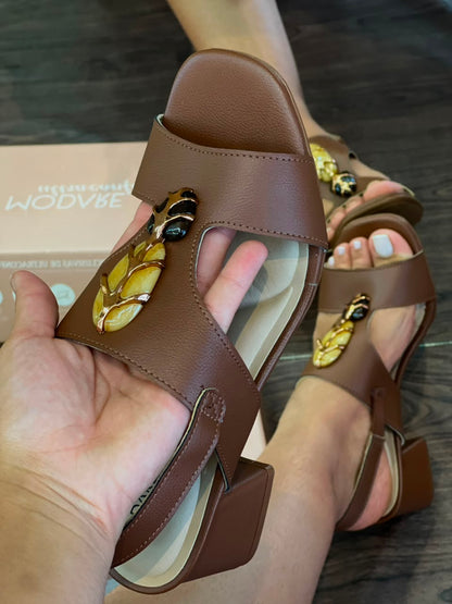 SANDALIA SALTO PEDRAS 7172.127 |cor:Marrom