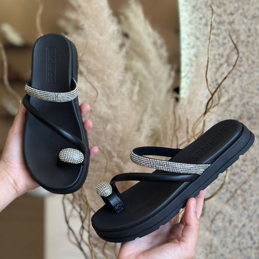 SANDALIA DETALHE DEDO BRILHO 5490.127 |cor:Preto