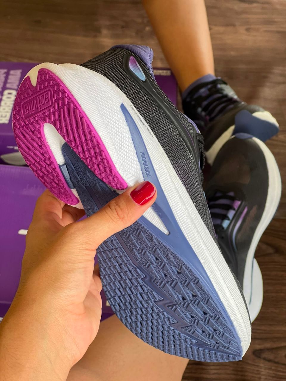 TENIS DE CORRIDA COM PLACA 4859.100 |cor:Preto Roxo